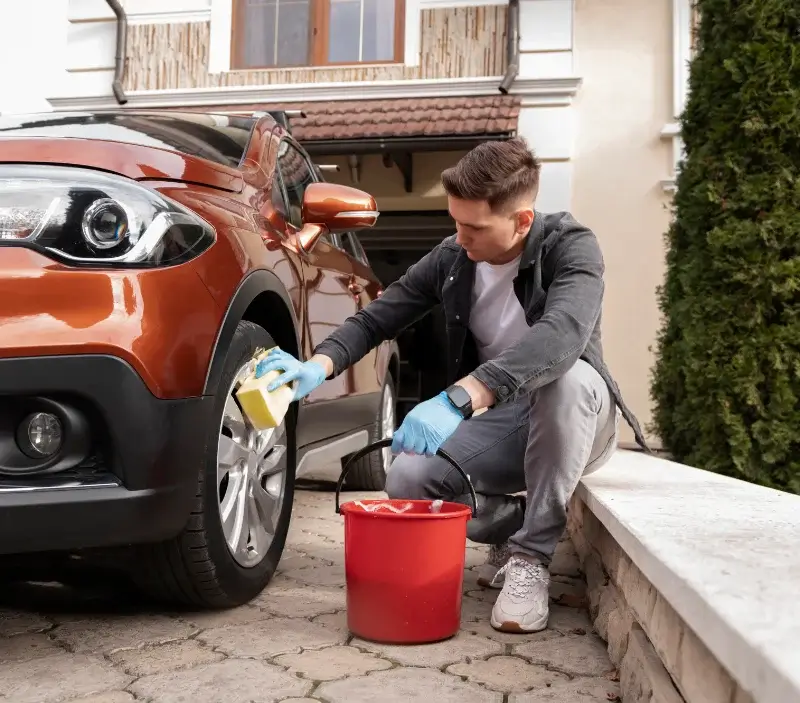 Lavage auto à domicile L'Étrat : professionnel intervenant sur un véhicule